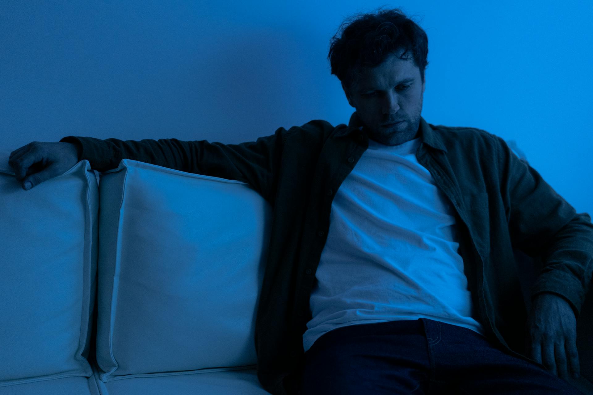 A man sitting on a couch | Source: Pexels