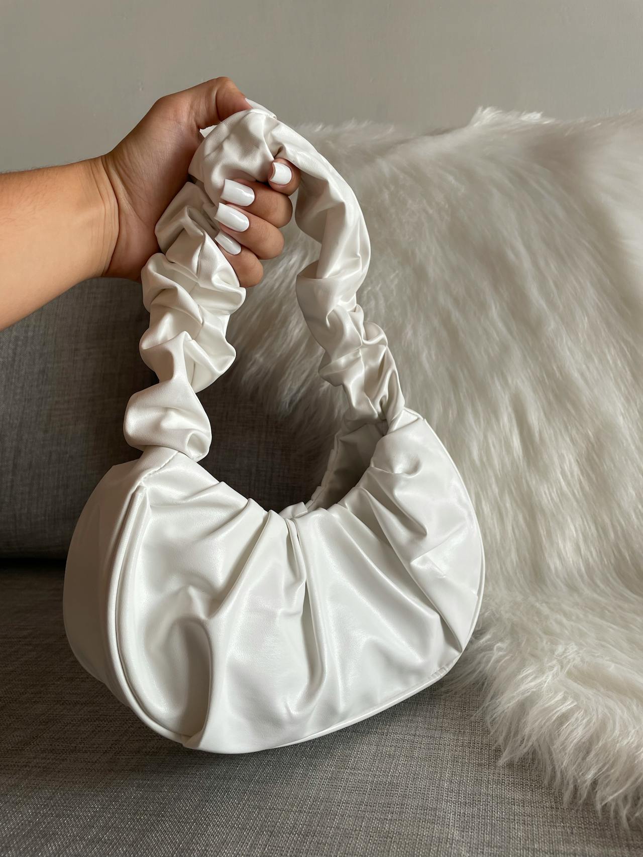 A woman holding her purse | Source: Pexels