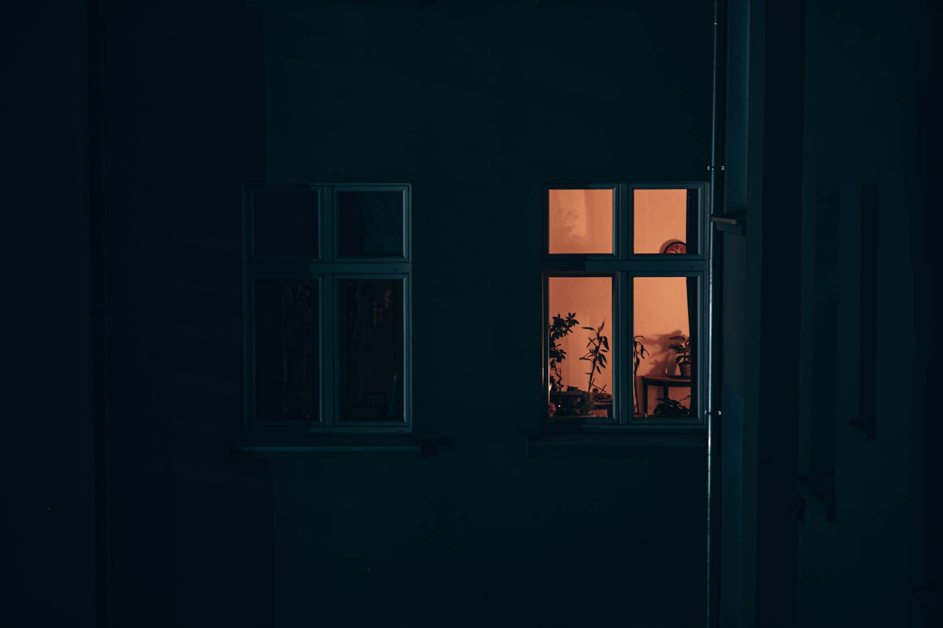 Windows of a house at night | Source: Pexels