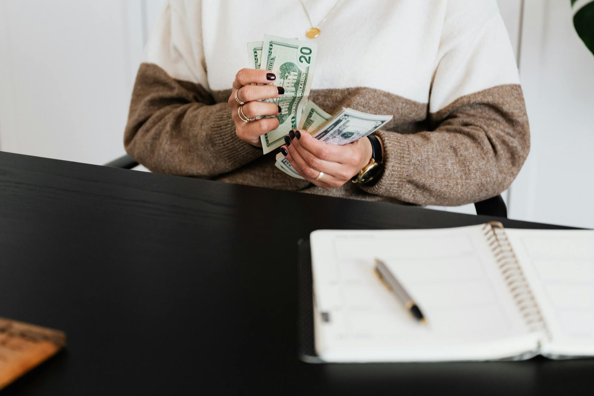 A woman counting money | Source: Pexels