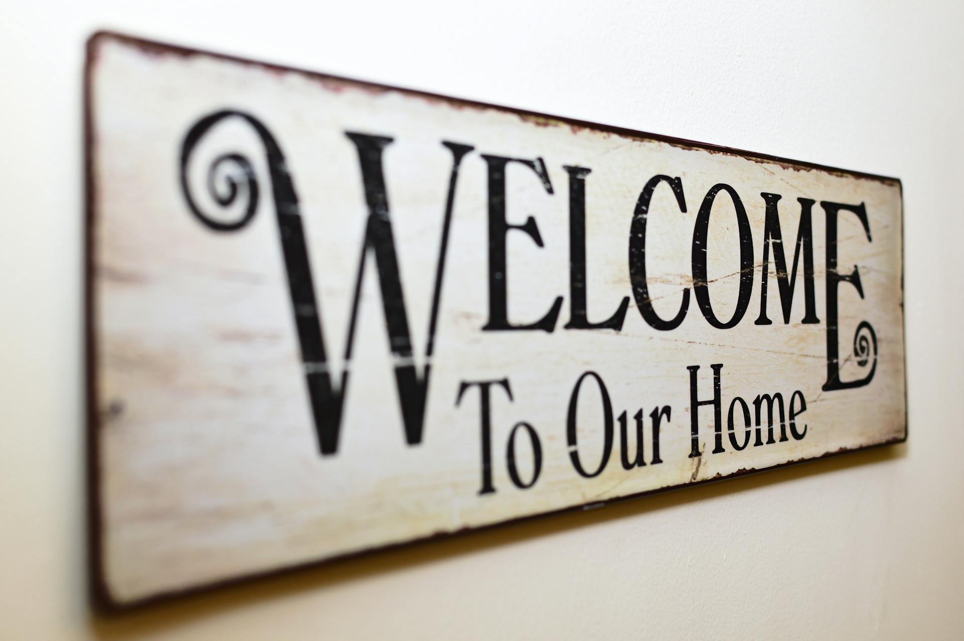 A wooden welcome frame | Source: Pexels