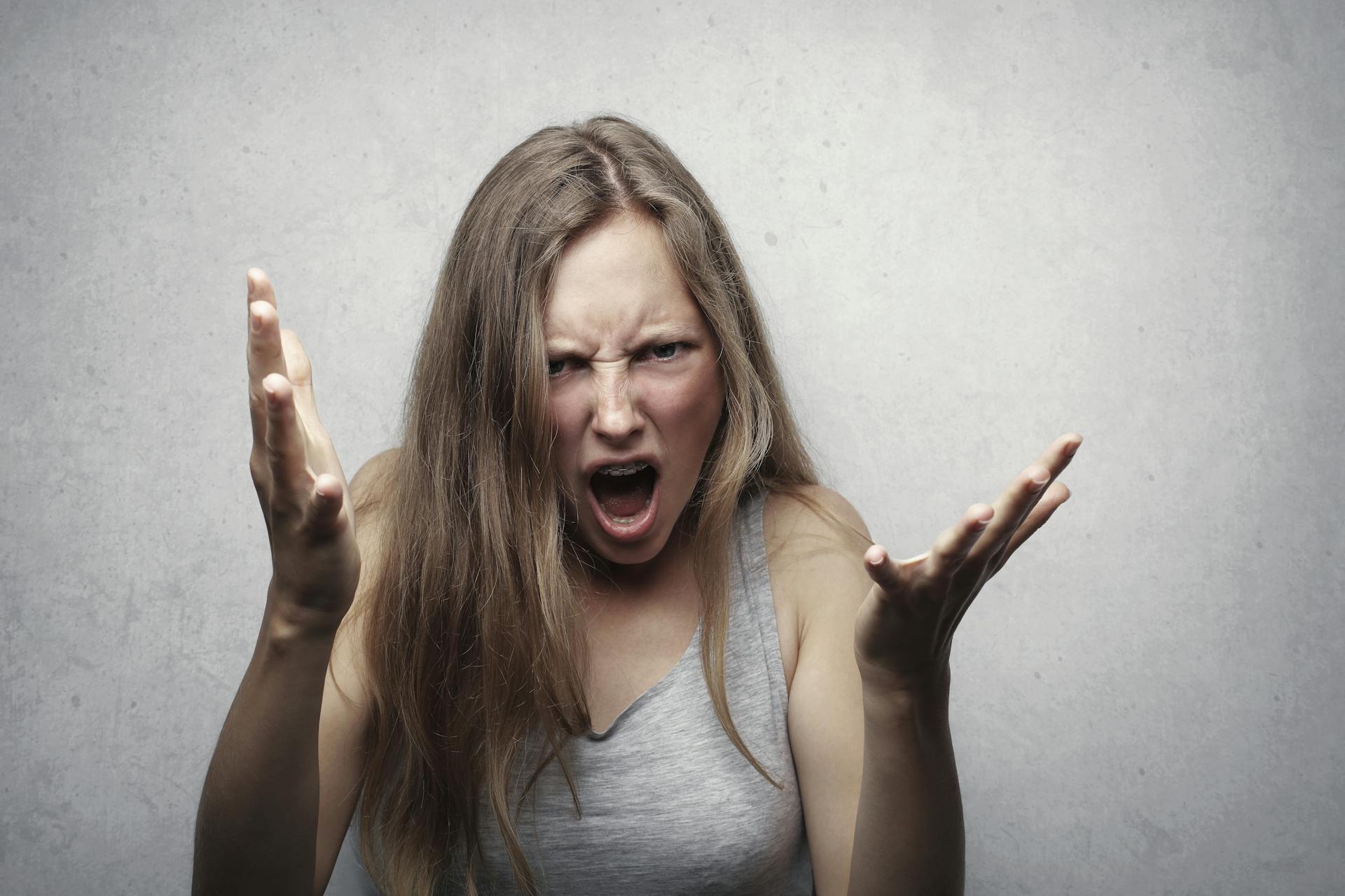 A furious young woman arguing | Source: Pexels