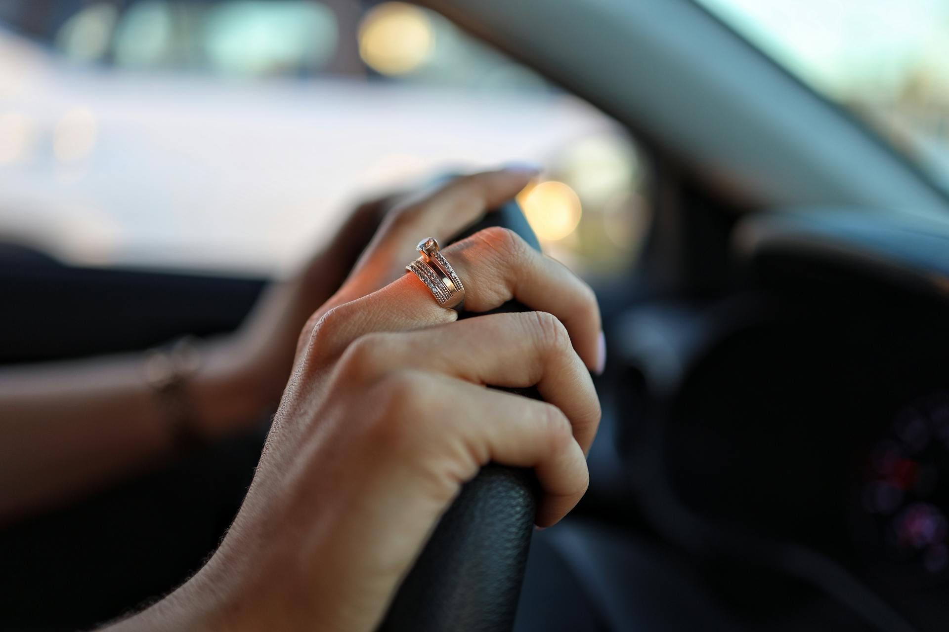 A woman holding a steering wheel | Source: Pexels