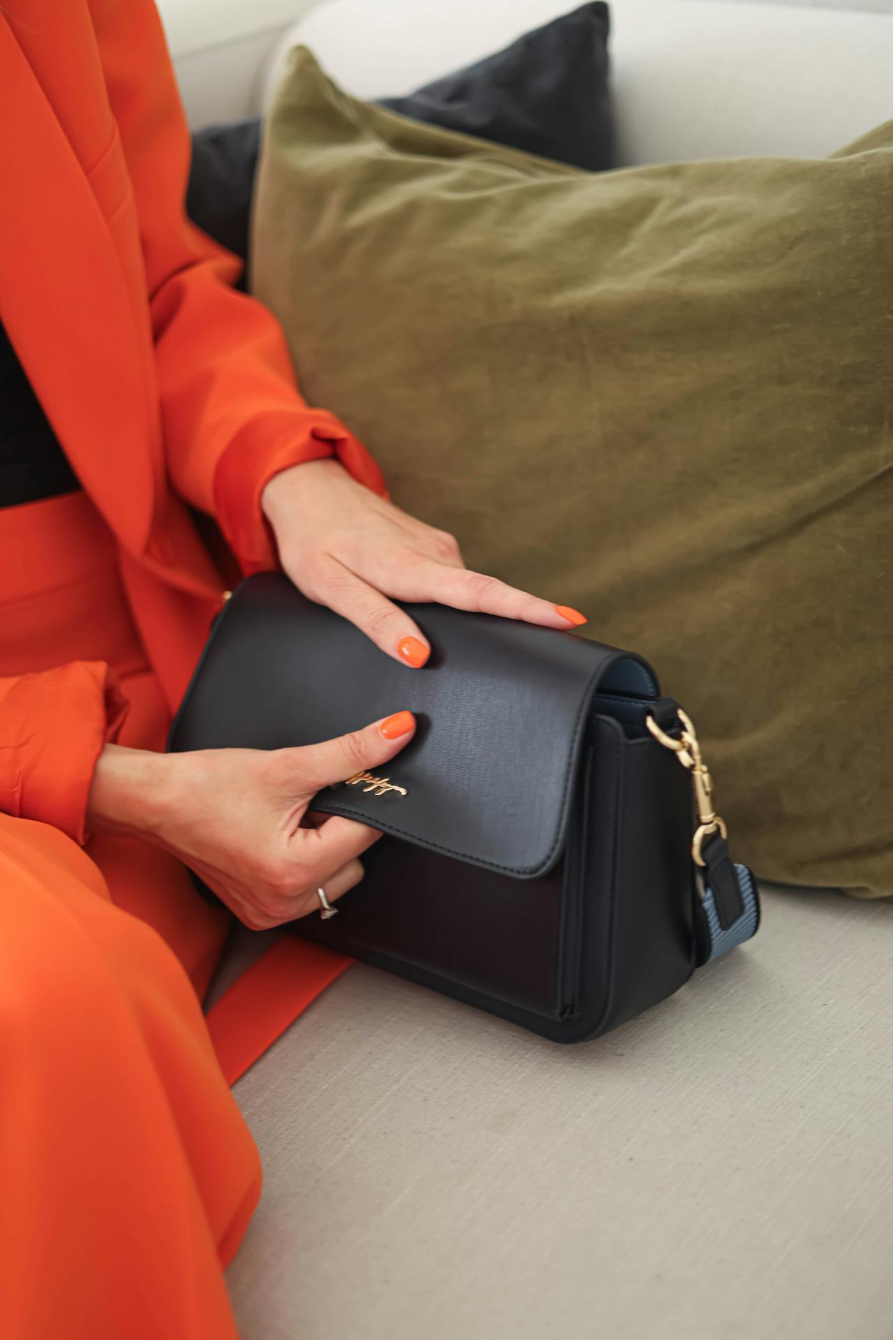 A woman holding her purse | Source: Pexels