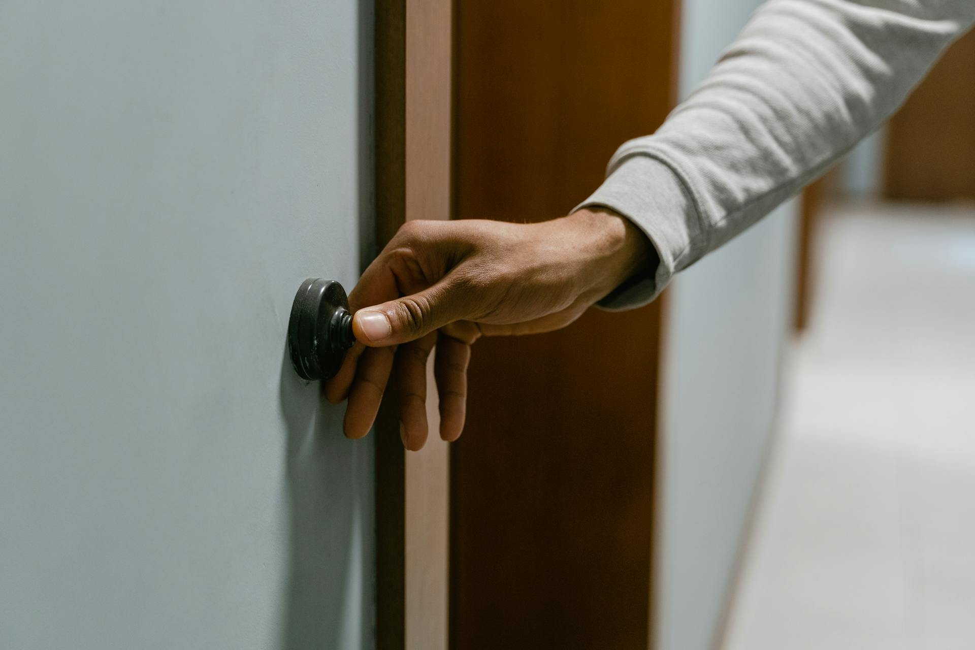 A person ringing a doorbell | Source: Pexels